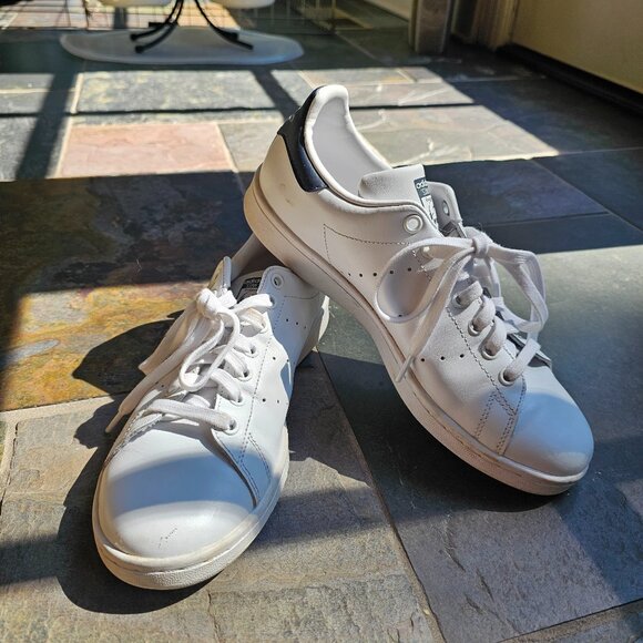 Adidas Stan Smith shoes with Navy accent - Picture 1 of 4